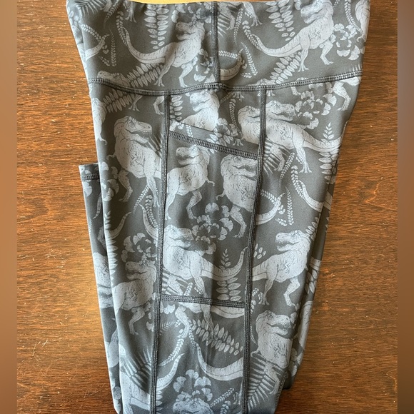 EUC CVG Capris- T- Flex - Picture 2 of 4